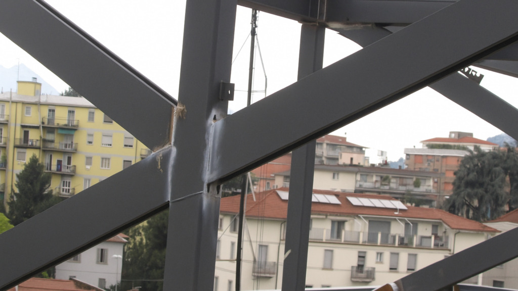 Nodo strutturale in acciaio con giunzioni saldate sottoposto a controllo non distruttivo secondo la norma UNI EN ISO 17635:2025, che definisce le regole generali per la selezione e l’esecuzione dei metodi di prova sui materiali metallici.