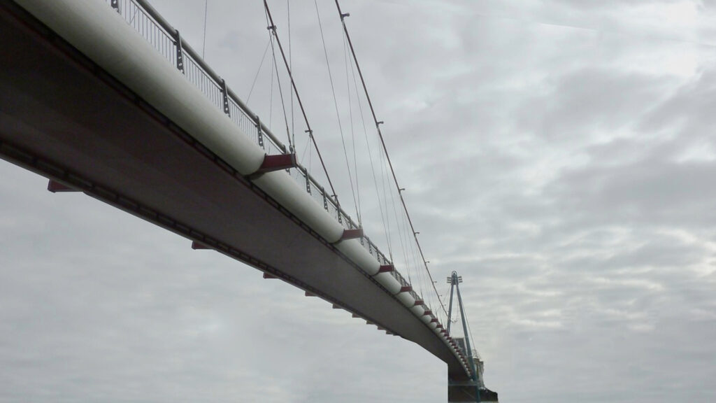 Ponte sospeso con cavi d’acciaio ad alta resistenza, esempio di applicazione strutturale di funi metalliche