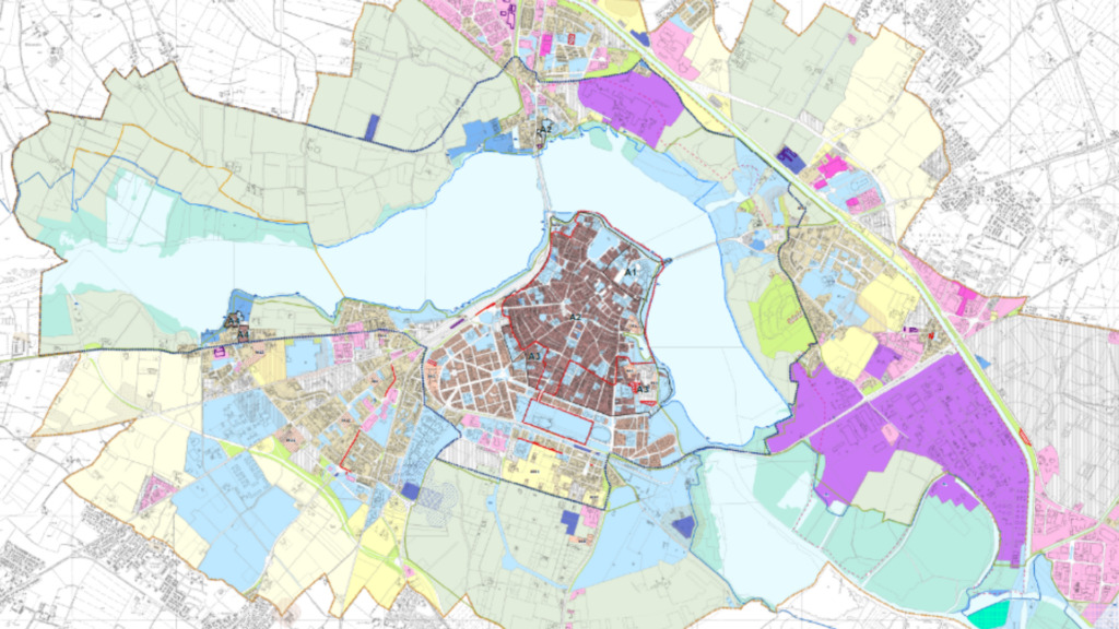 Mappa del Piano delle Regole del PGT di Mantova che rappresenta il territorio comunale suddiviso in zone urbanistiche colorate in giallo, azzurro, marrone, blu, viola con vie e località chiaramente delineate.