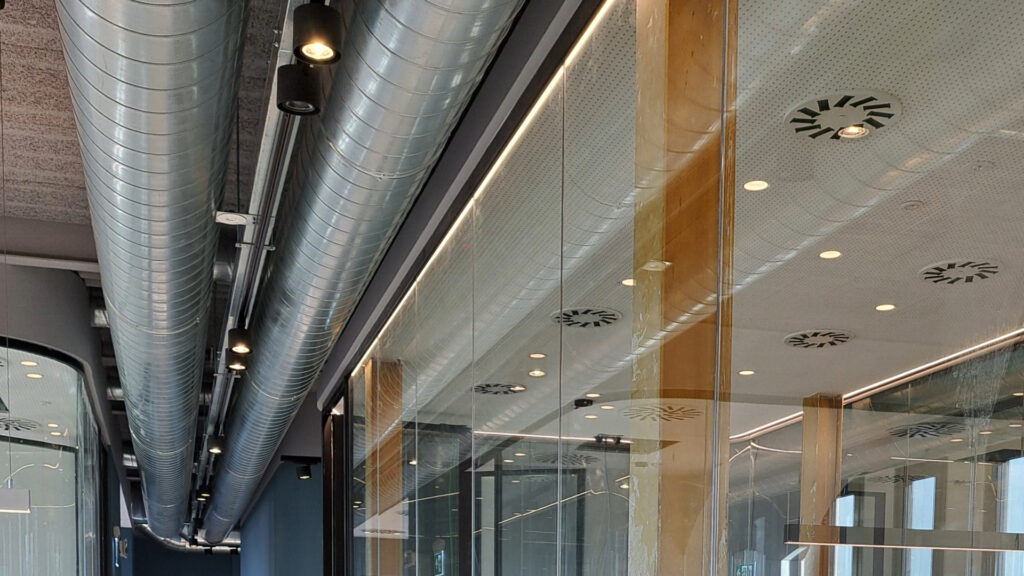 Condotte HVAC nel cantiere CED Ingegneria, installate secondo i requisiti della nuova UNI EN 15780 per la ventilazione.