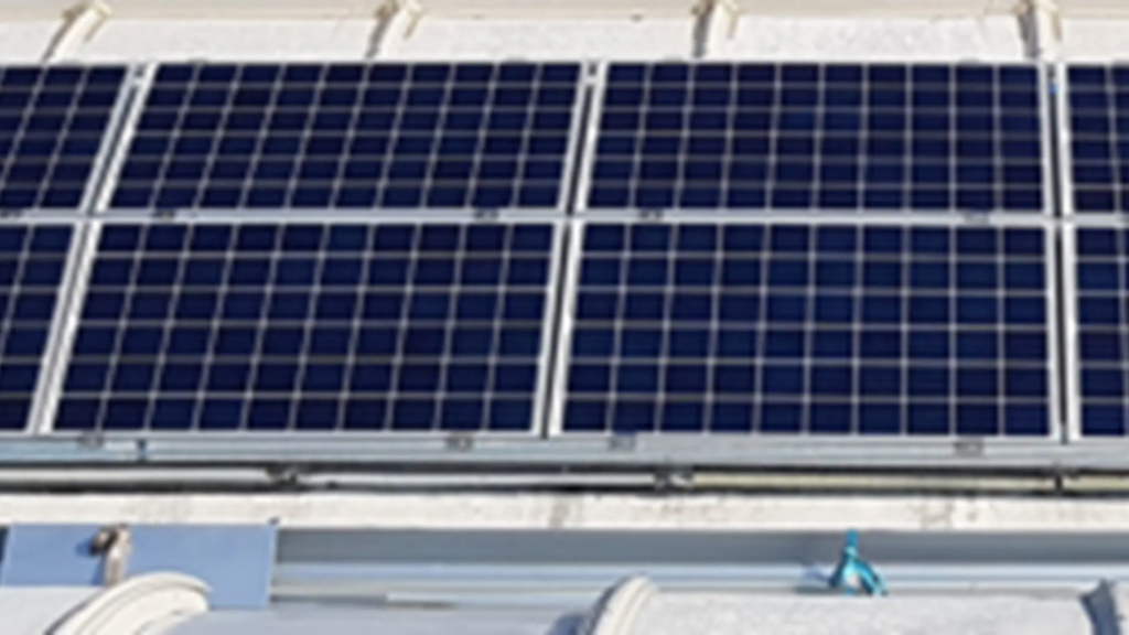 Pannelli fotovoltaici CED INGEGNERIA installati su un edificio, simbolo degli interventi incentivati dal Decreto Conto Termico 3.0 per l’energia rinnovabile.