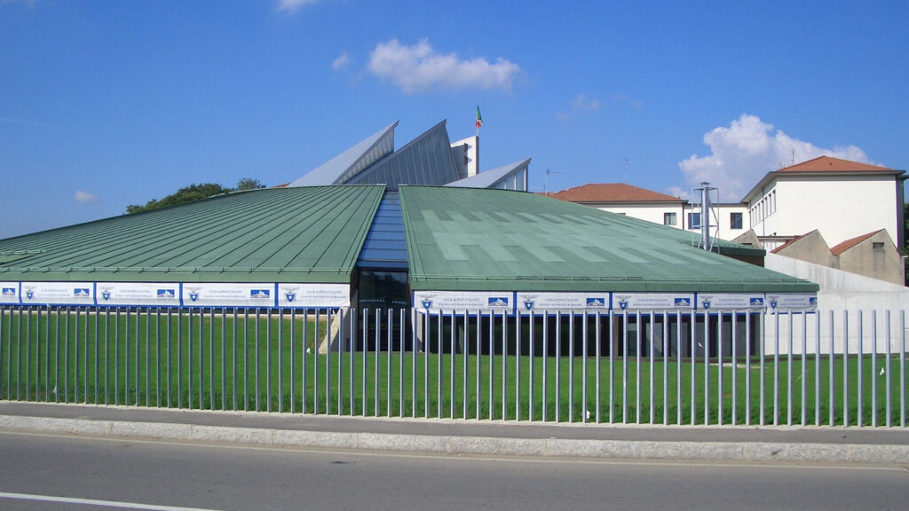Veduta esterna del Palamonti di Bergamo, edificio dal tetto verde con forme geometriche moderne e strutture in acciaio, progettato da CED INGEGNERIA.