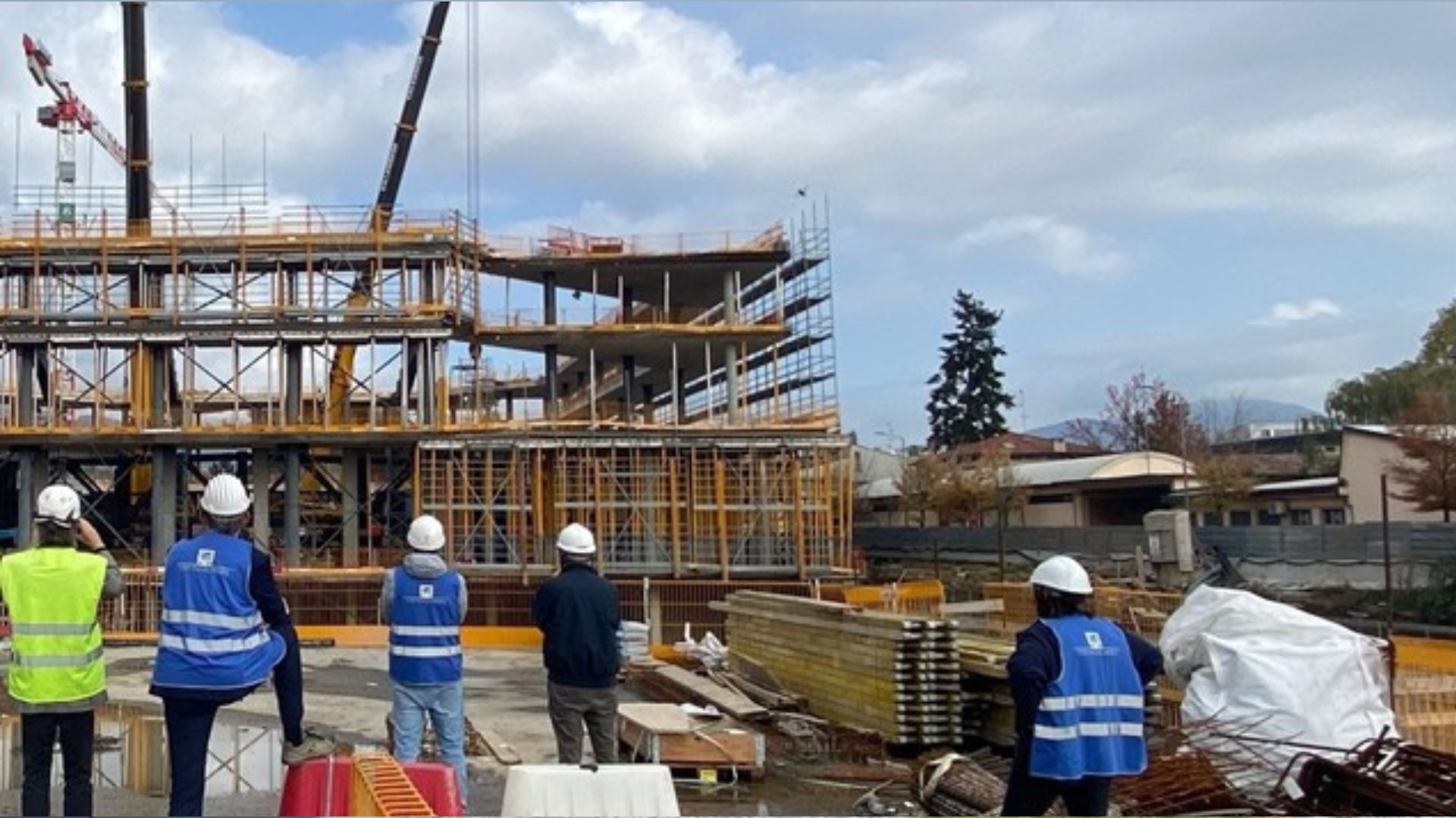 Vista del cantiere CED INGEGNERIA conforme al Decreto Ambiente e Sicurezza Energetica con aree delimitate e misure di sicurezza attive