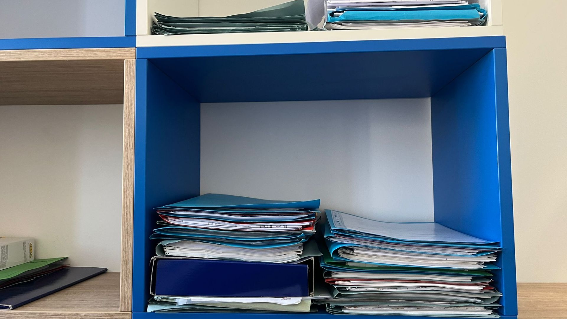 Scaffalatura con cartellette