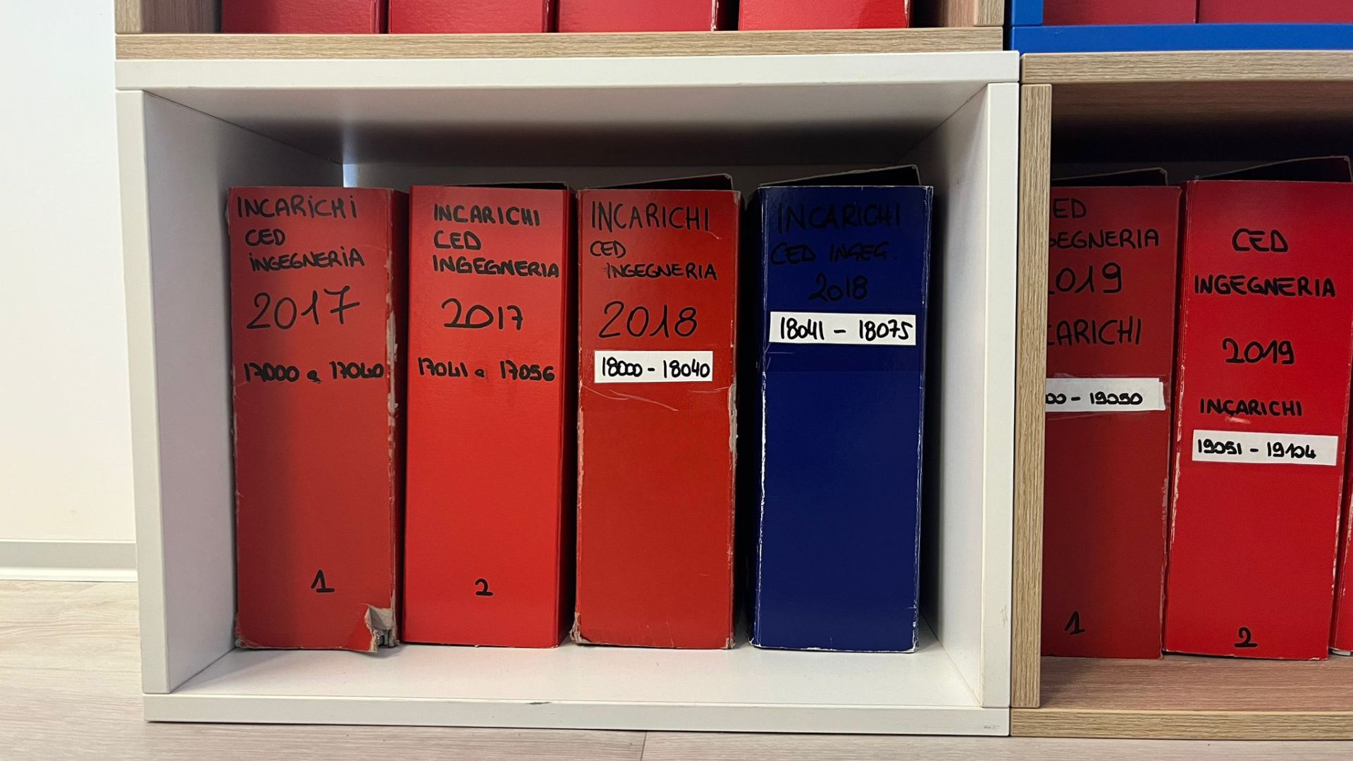 Scaffalatura con faldoni blu e rossi