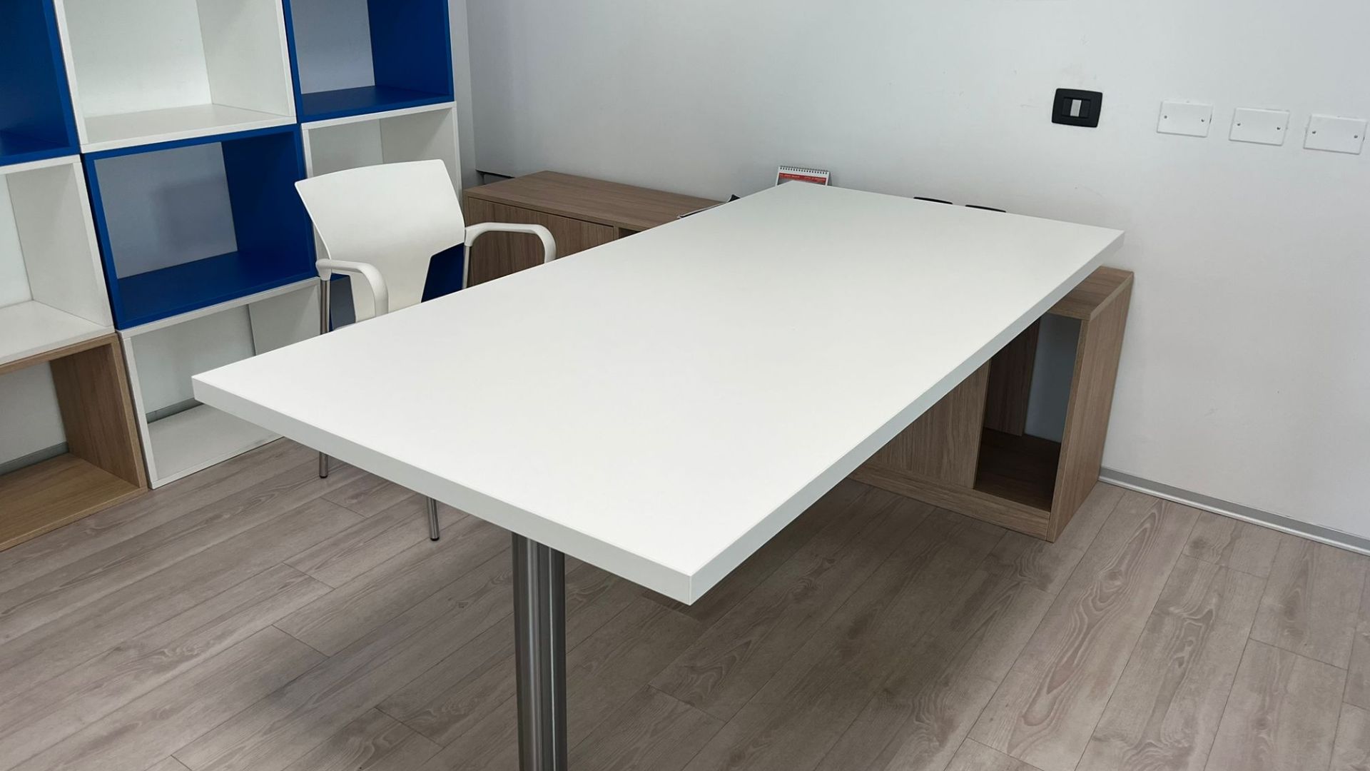 Scrivania operativa con penisola bianca con sedia bianca