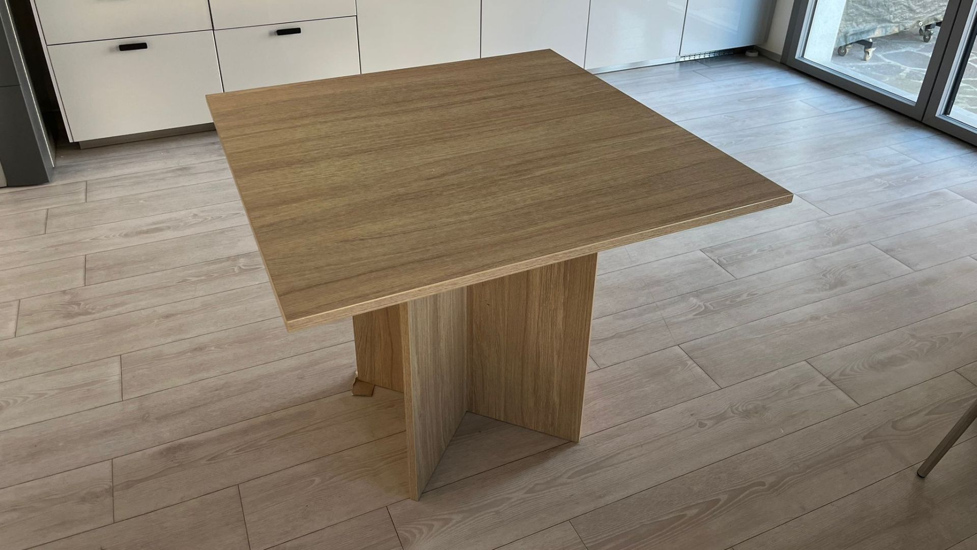 Tavolo quadrato legno in sala pranzo