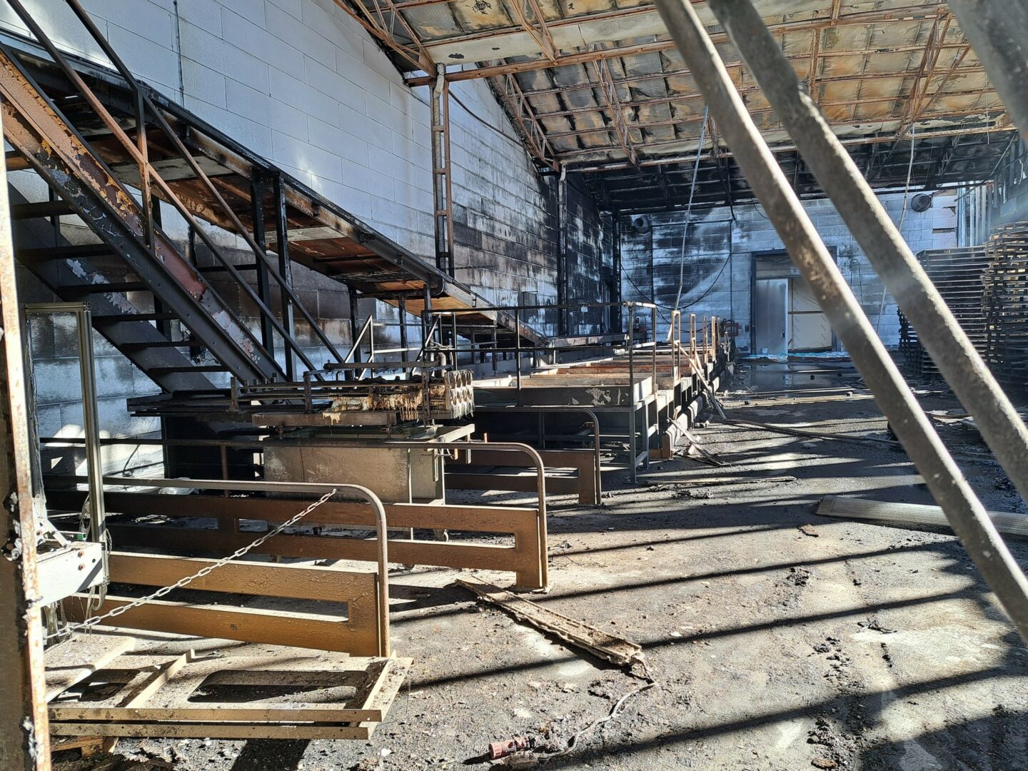 fotografia di capannone bruciato Faerch - Revamping stabilimento di Verolanuova magazzino incendio 2024 - CED INGEGNERIA