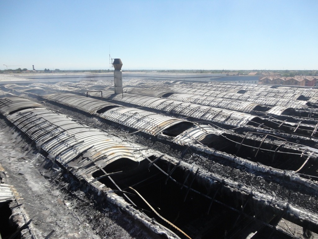 fotografia di capannone bruciato Mazzucchelli Despe dell'incendio 2013 - CED INGEGNERIA
